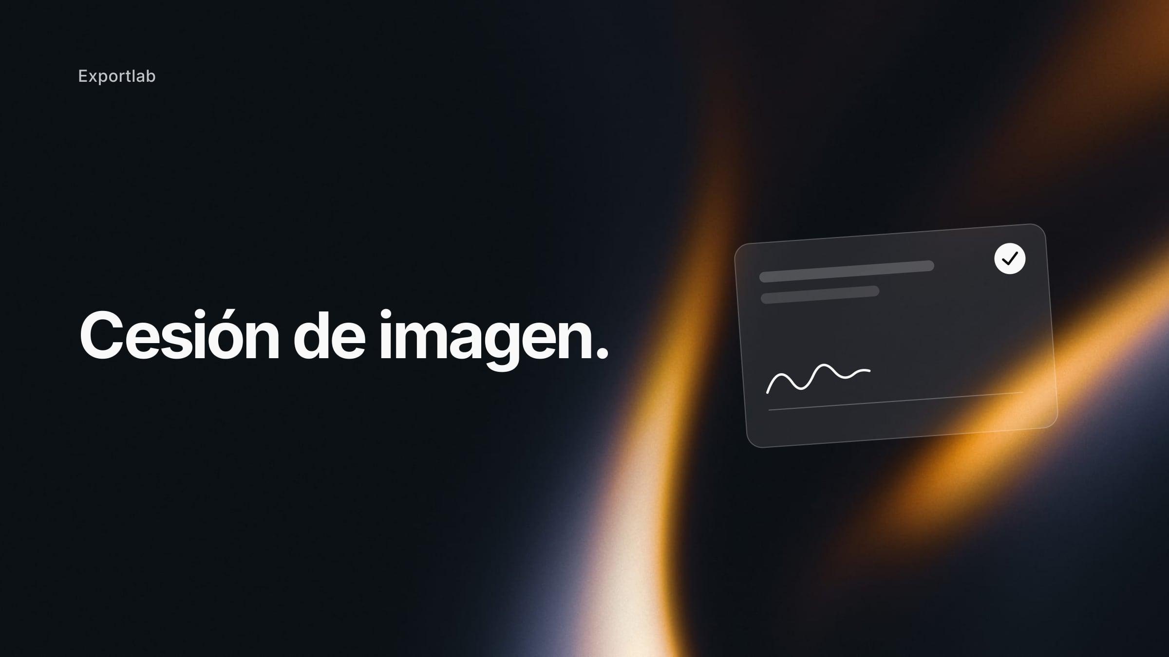 Cesión de imagen – titular con tarjeta de contrato firmada sobre fondo oscuro con haces de luz